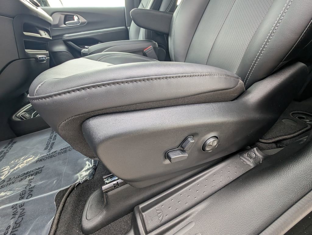 New 2026 Chrysler Pacifica Select image 37