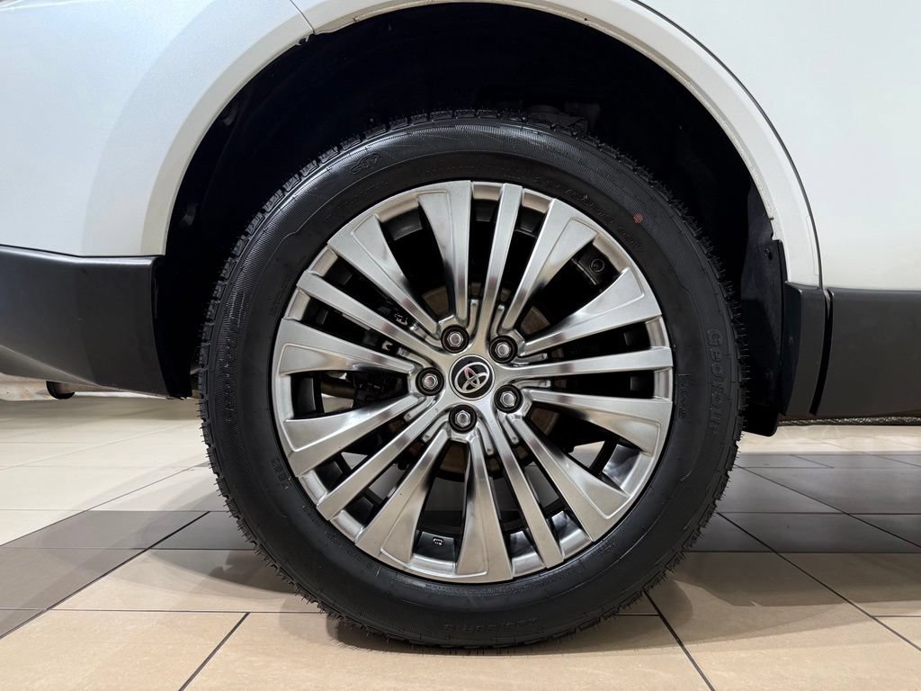 Certified 2023 Toyota Venza XLE AWD/4WD image 10
