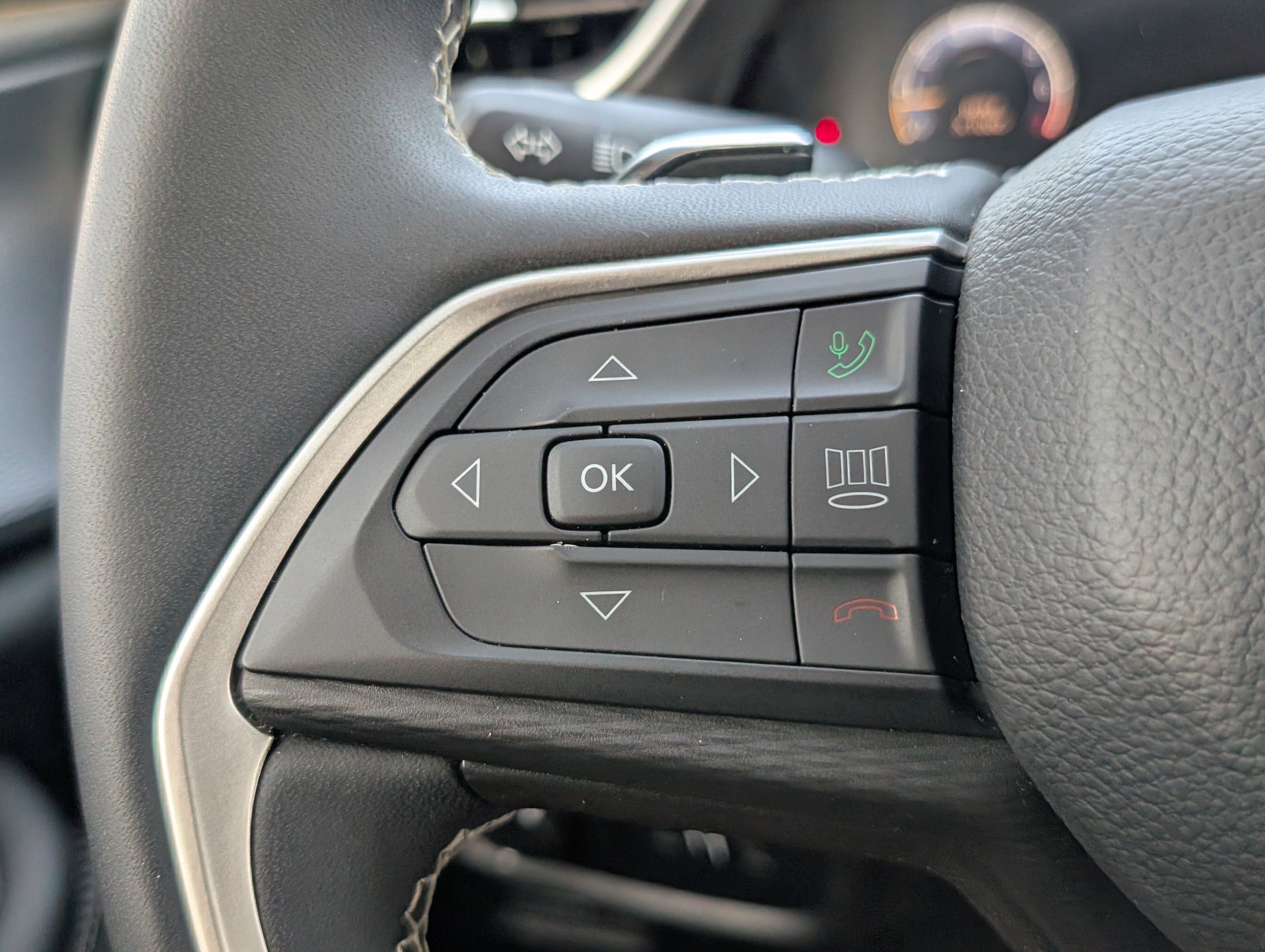 Used 2023 Jeep Grand Cherokee L Laredo RWD image 24