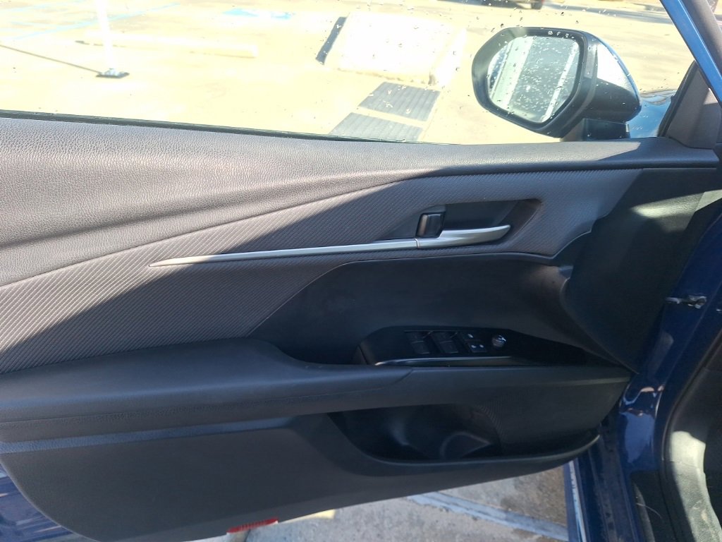 Used 2025 Toyota Camry SE image 9