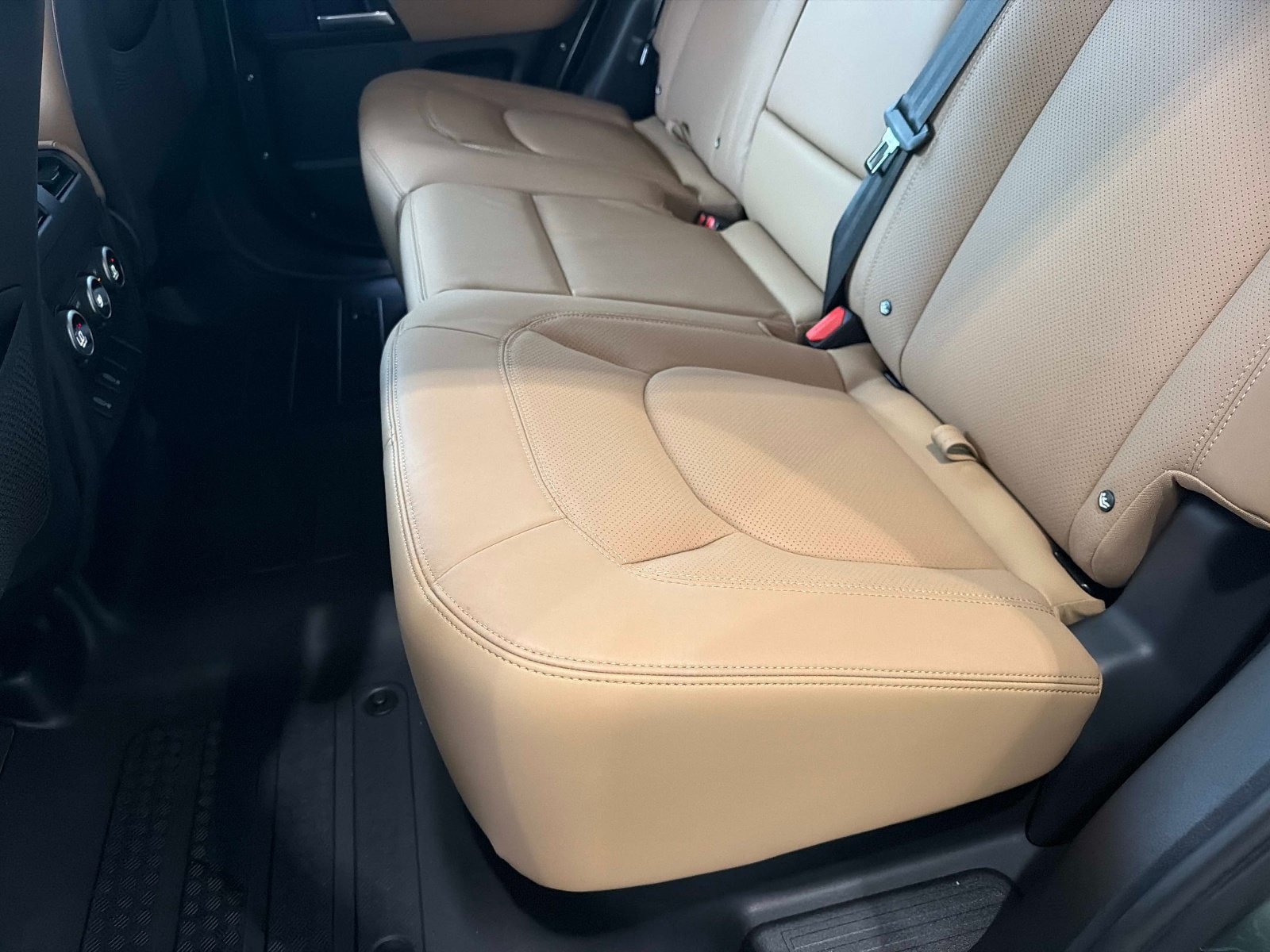 New 2026 Land Rover Defender 110 X-Dynamic SE AWD/4WD image 13