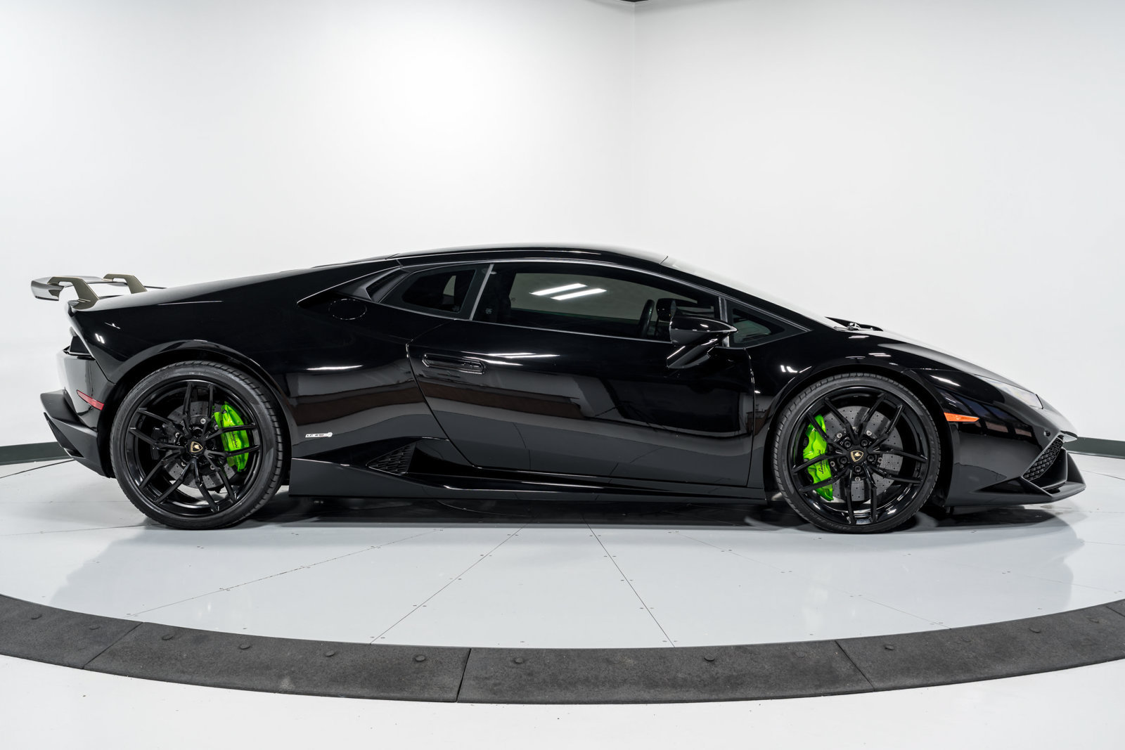 Used 2016 Lamborghini Huracan LP 610-4 AWD/4WD image 2