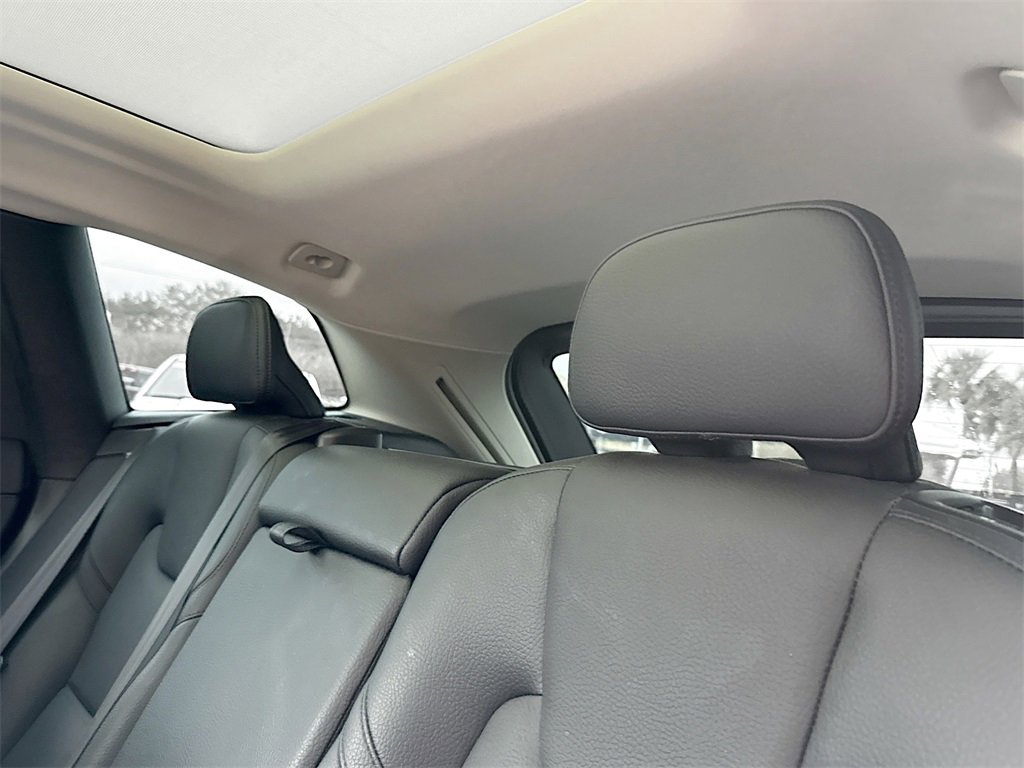 Used 2022 Volvo XC60 B5 Momentum image 29
