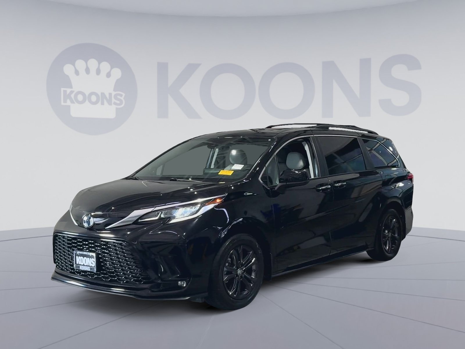 Used 2024 Toyota Sienna XSE w/ XSE Plus Package AWD/4WD image 5