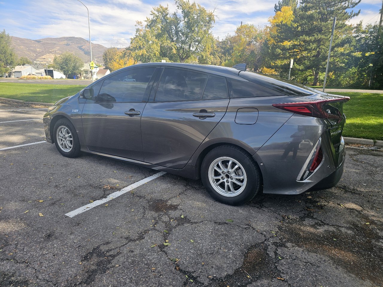 Used 2017 Toyota Prius Prime Advanced w/ Carpet Mat Package FWD image 3