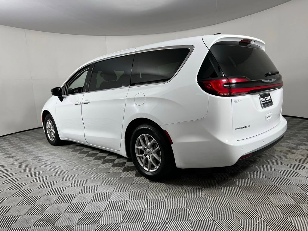 Used 2024 Chrysler Pacifica Touring-L image 8