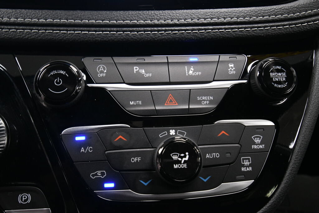 Used 2025 Chrysler Pacifica Limited FWD image 16