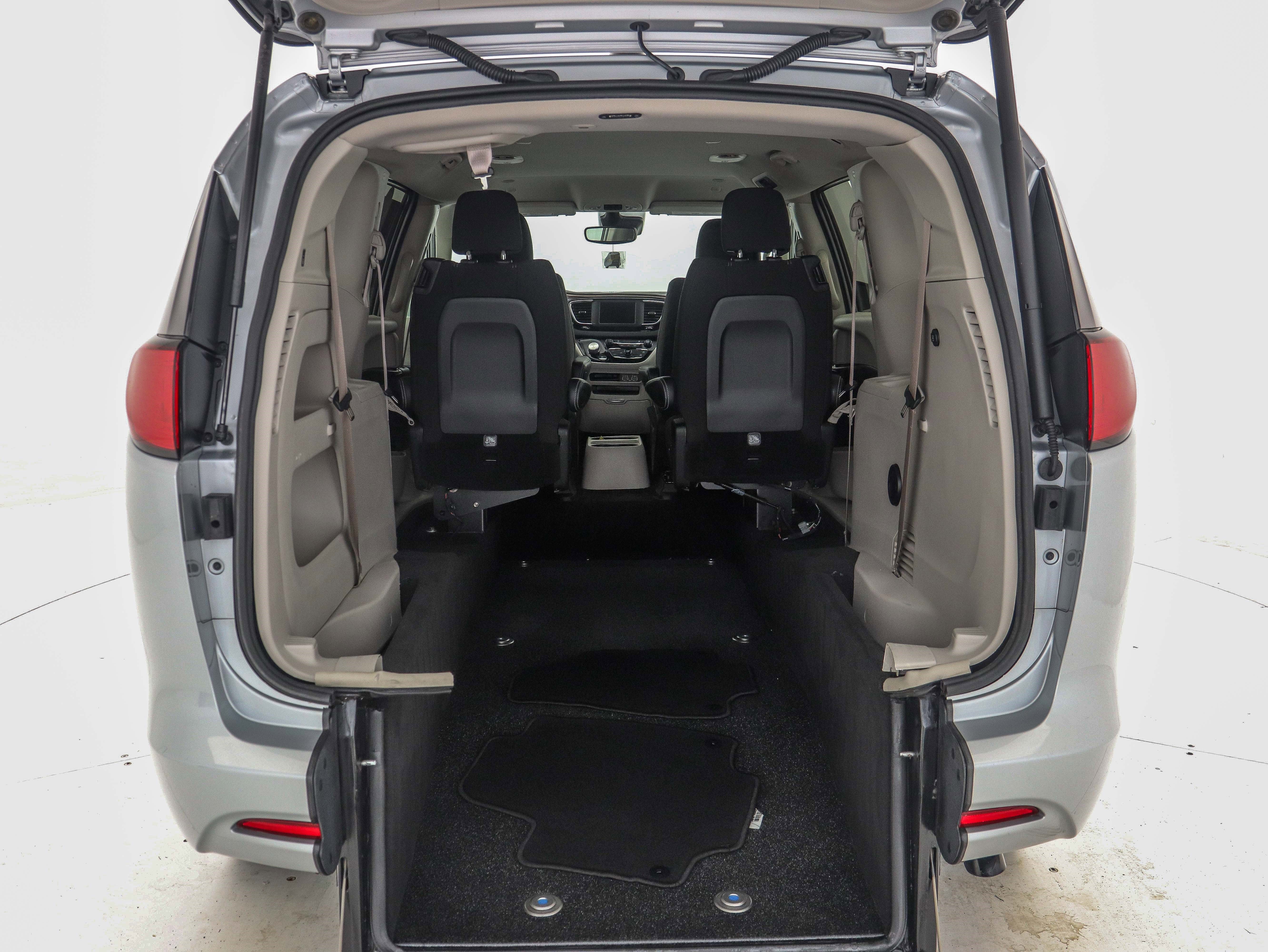 Used 2023 Chrysler Voyager LX image 12