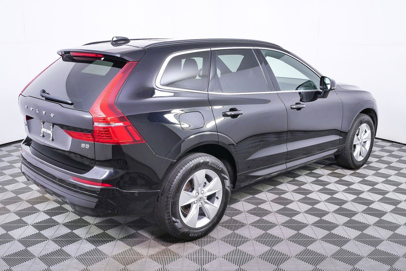 Used 2022 Volvo XC60 B5 Momentum w/ Advanced Package FWD image 3