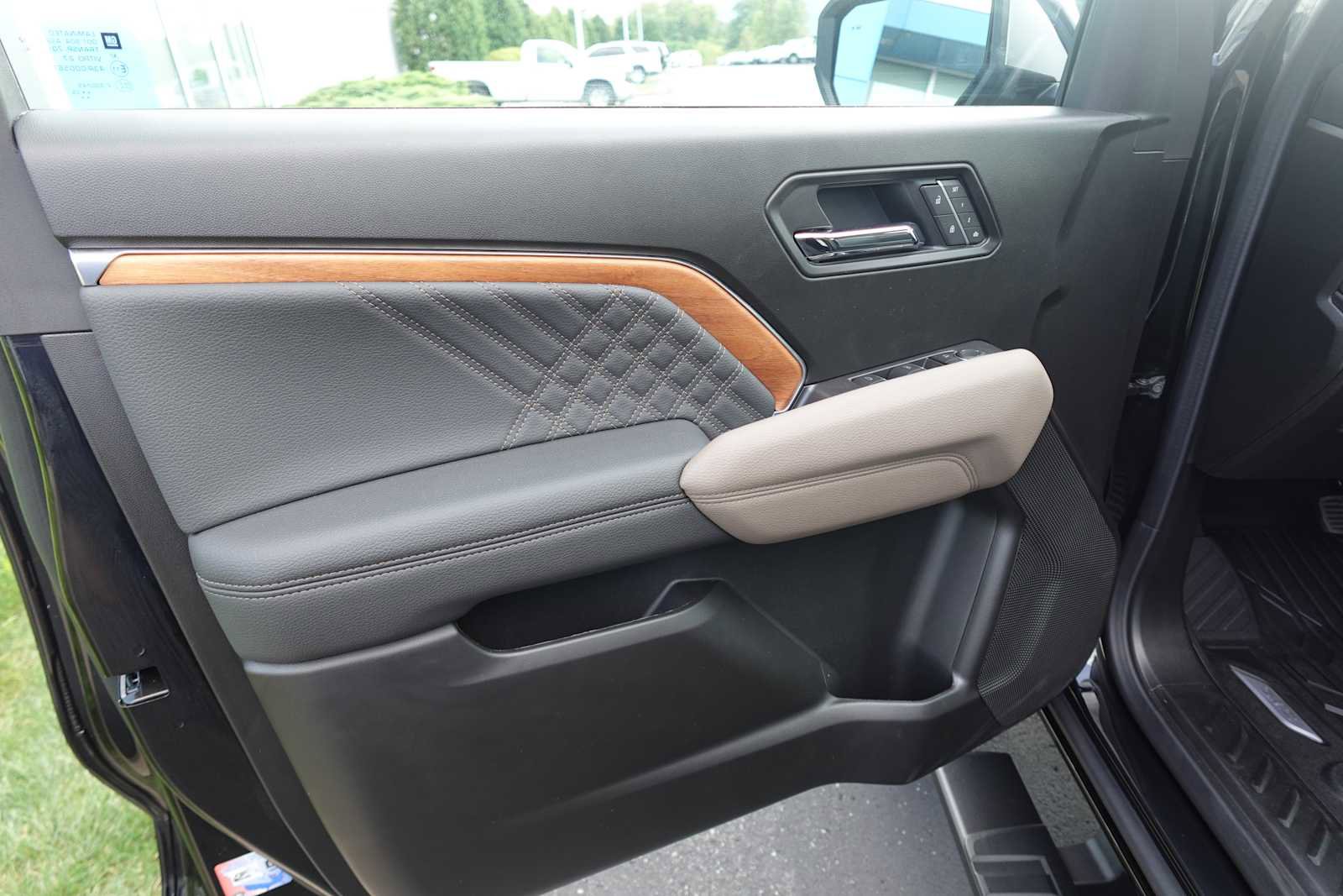 New 2026 GMC Canyon Denali w/ LPO, Denali Black Edition image 12