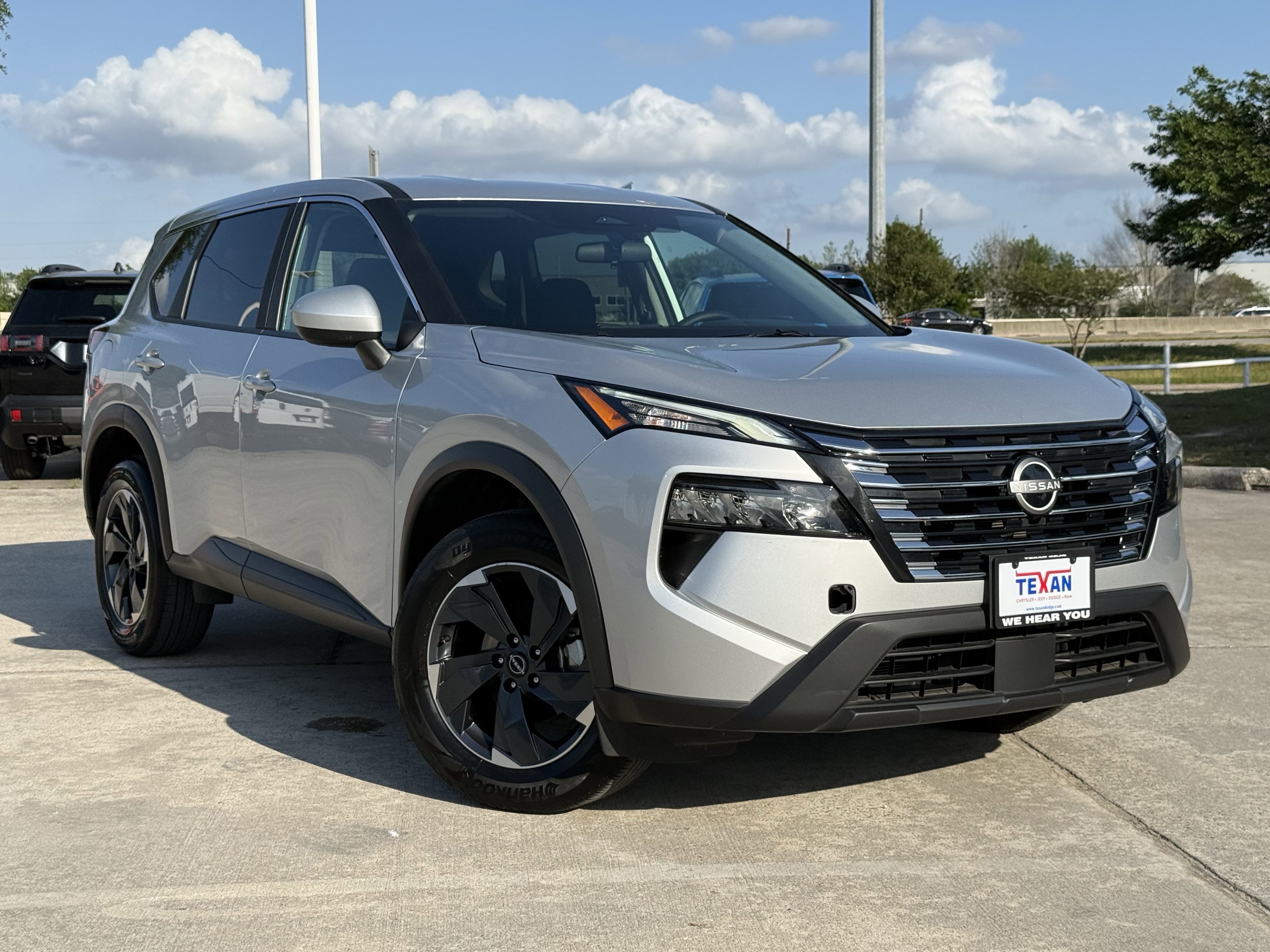 Used 2025 Nissan Rogue SV AWD/4WD image 2