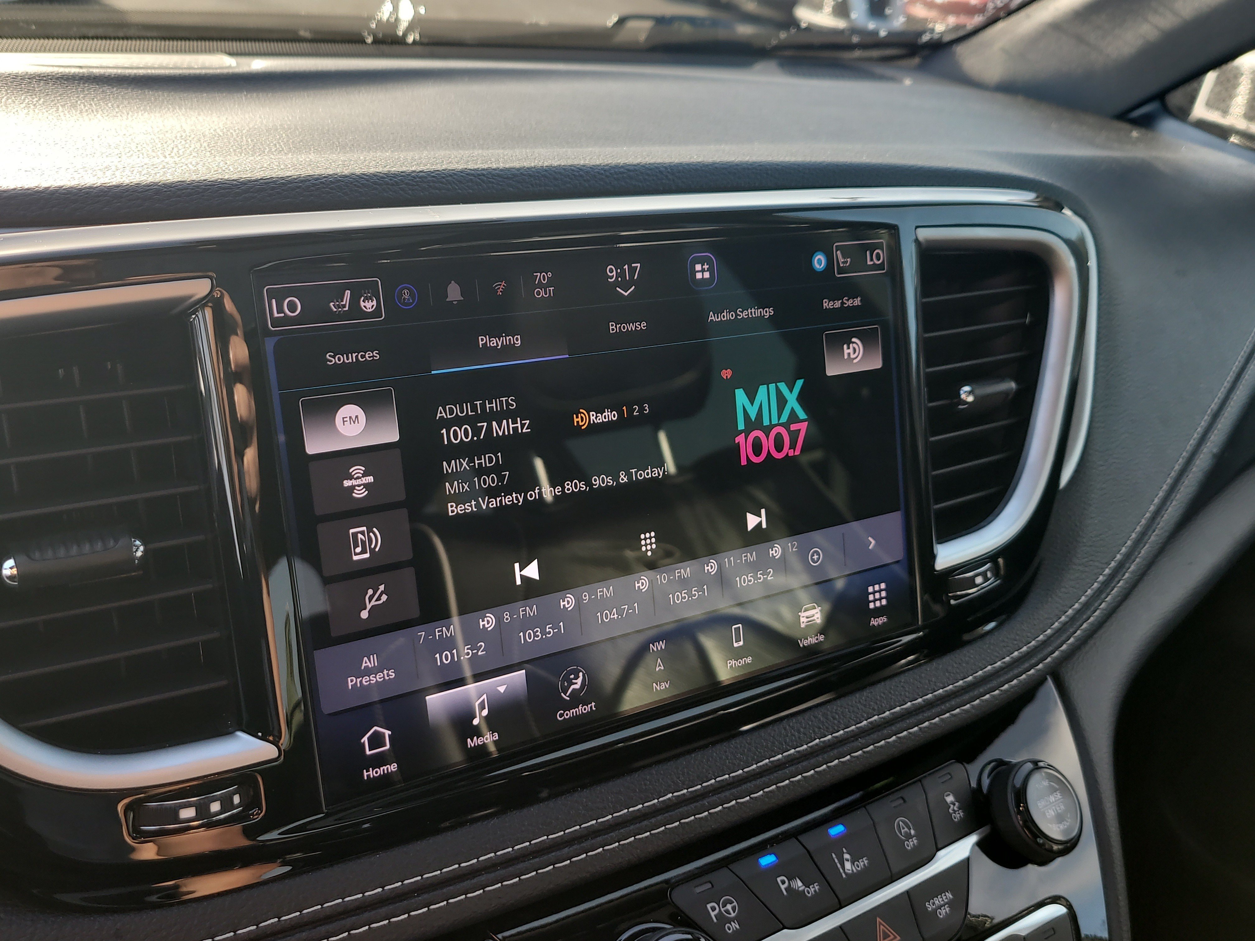 Used 2024 Chrysler Pacifica Limited w/ Uconnect Theater Family Group FWD image 21