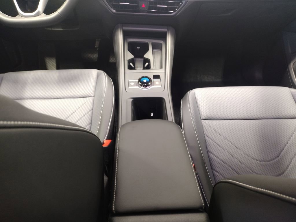 New 2025 Volkswagen Tiguan SE image 32