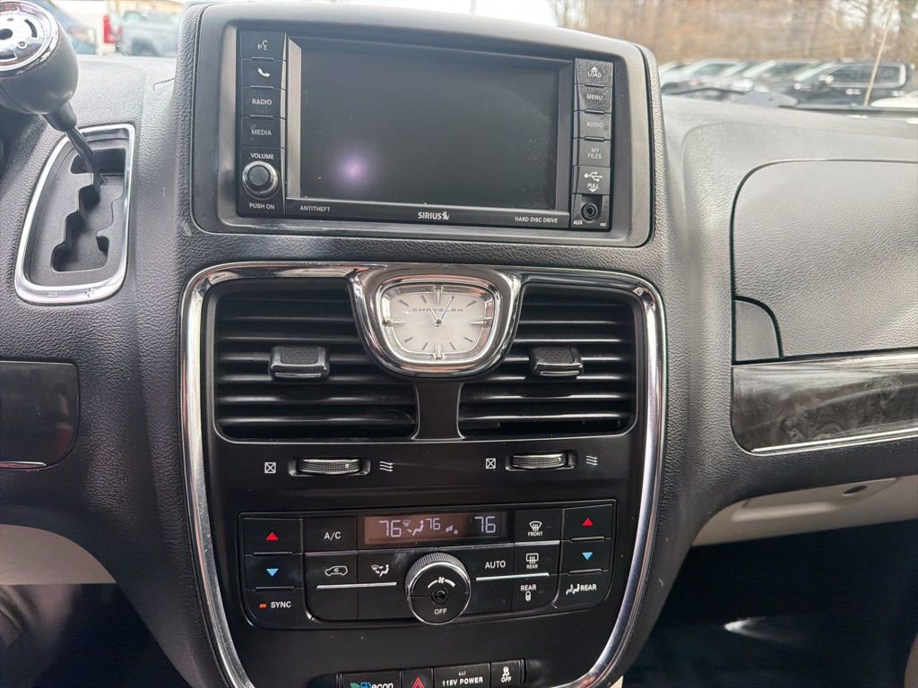 Used 2014 Chrysler Town & Country Touring image 17