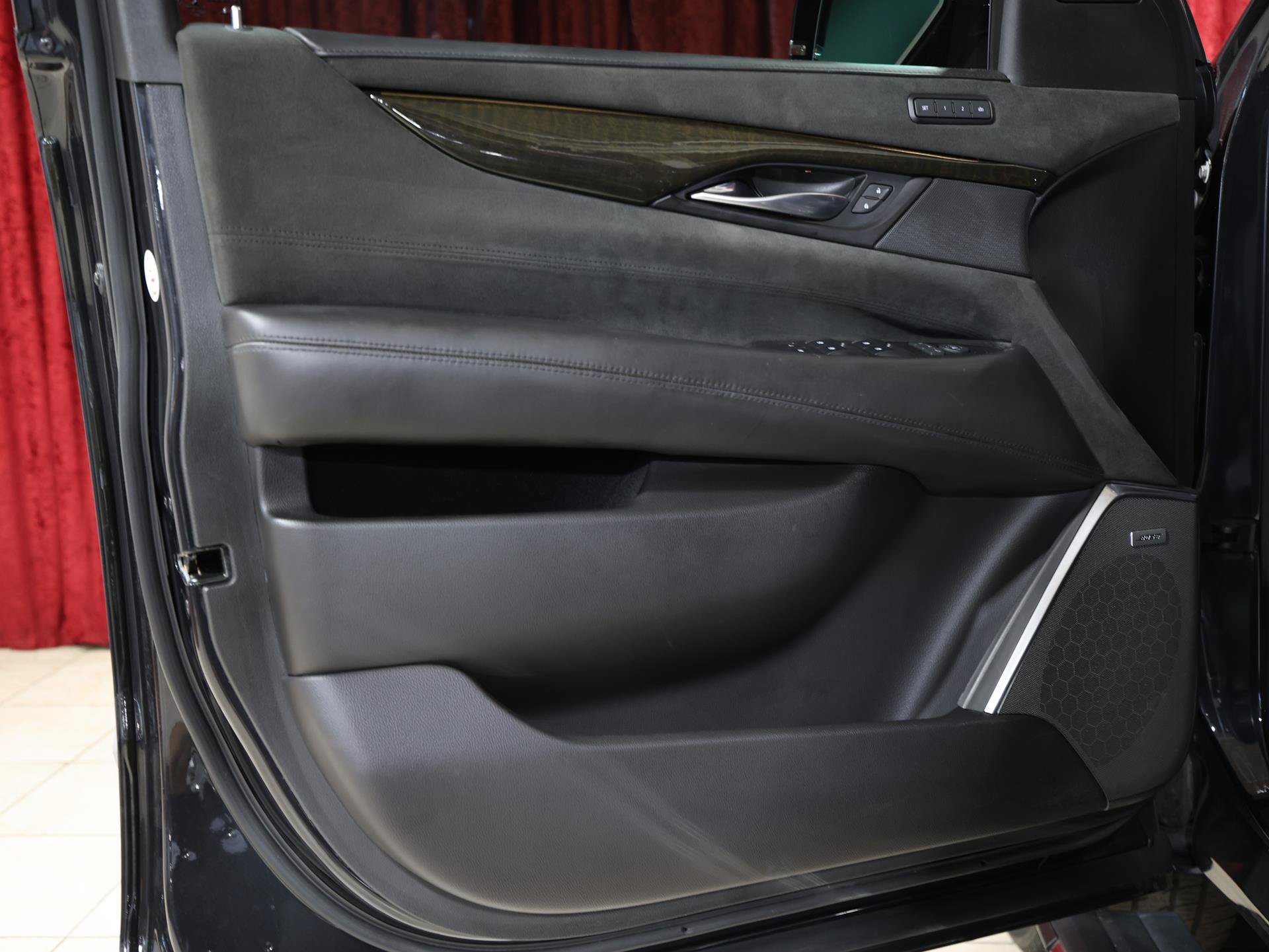 Used 2019 Cadillac Escalade ESV Platinum RWD image 11