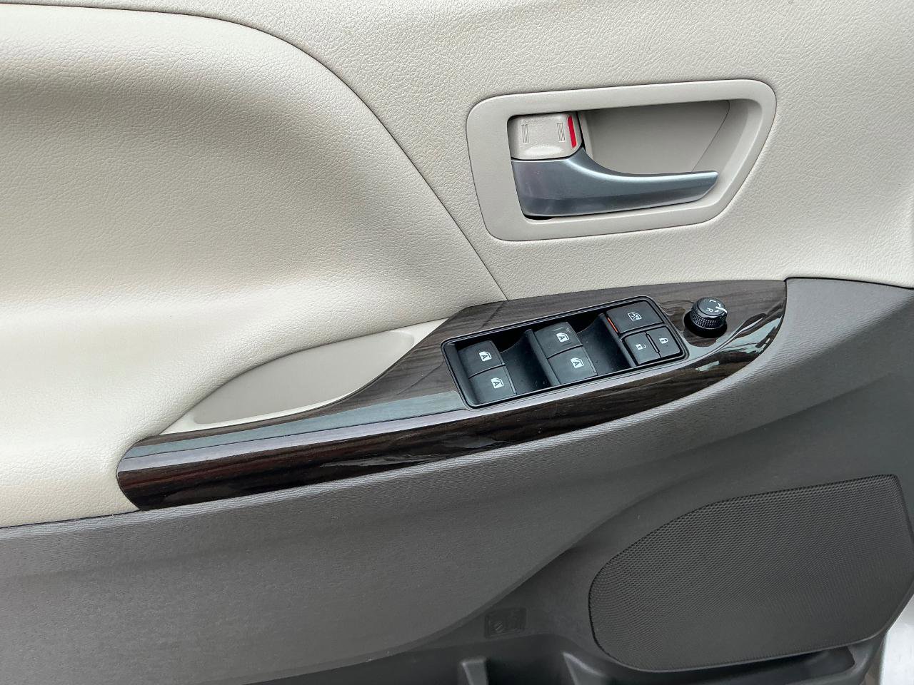 Used 2015 Toyota Sienna XLE FWD image 19