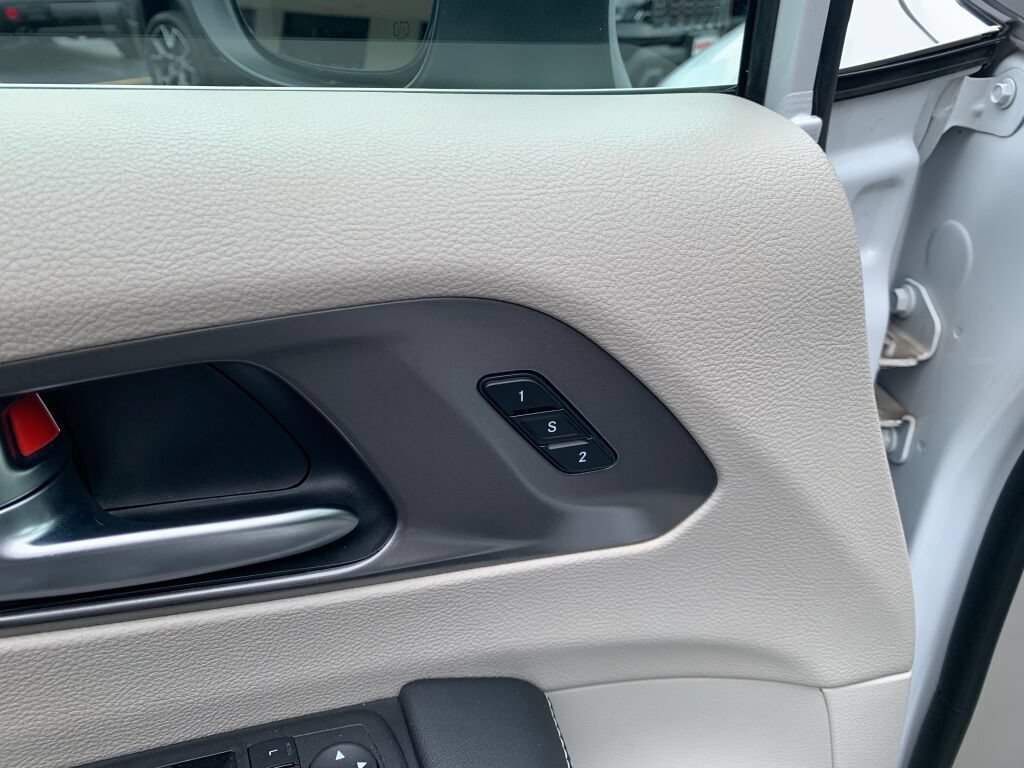 Used 2023 Chrysler Pacifica Touring-L FWD image 10