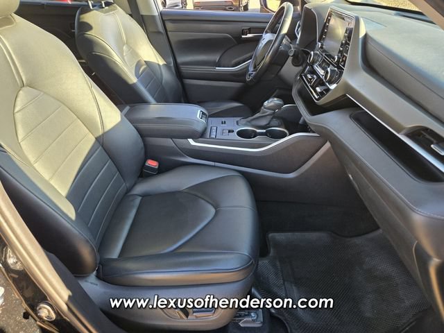 Used 2020 Toyota Highlander XLE FWD image 18