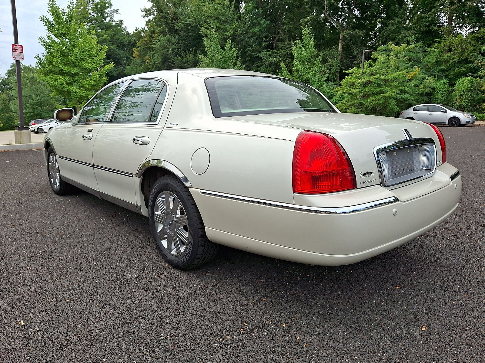 Used 2004 Lincoln Town Car Ultimate RWD image 4