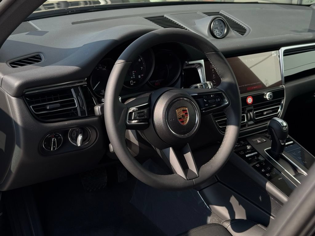 Certified 2025 Porsche Macan AWD/4WD image 4