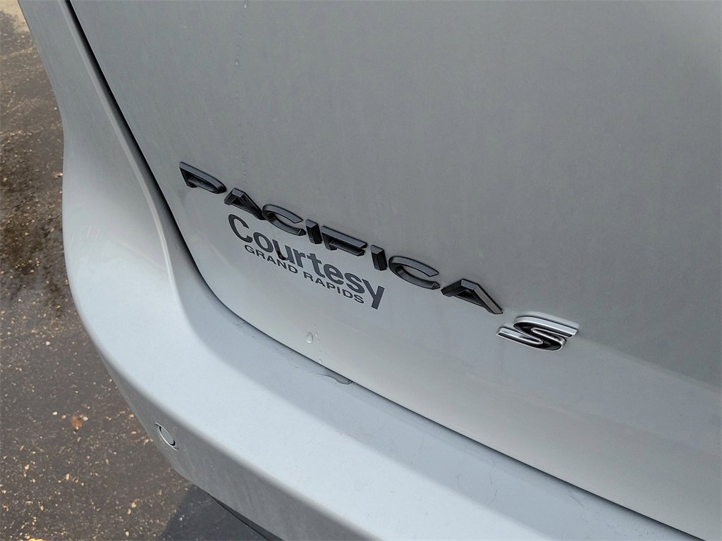 New 2026 Chrysler Pacifica Limited image 7