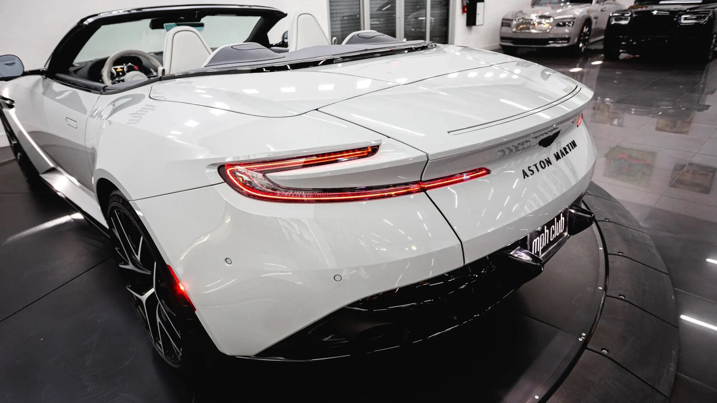 Used 2024 Aston Martin DB12 Convertible RWD image 19