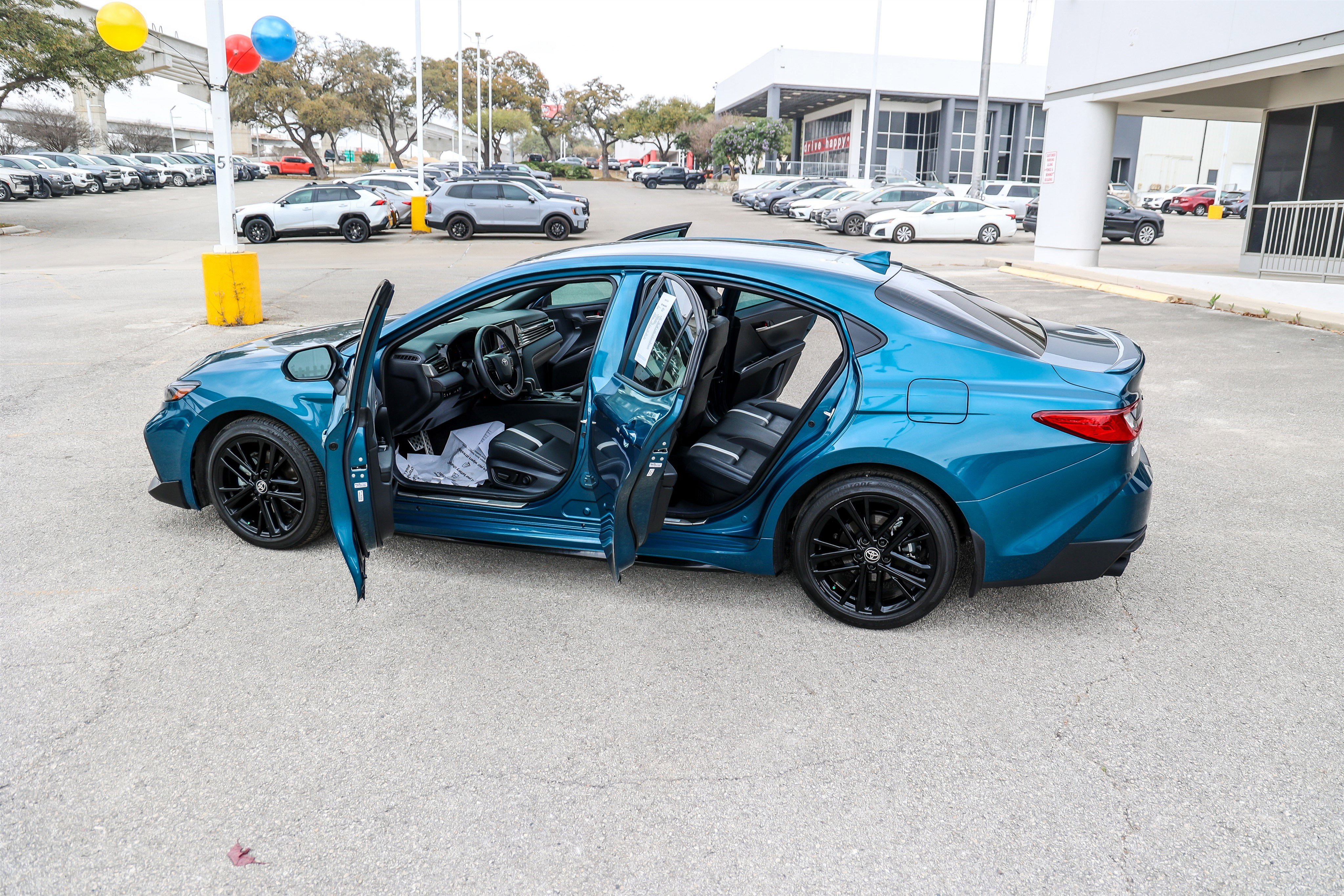 Used 2025 Toyota Camry SE w/ Convenience Package image 11