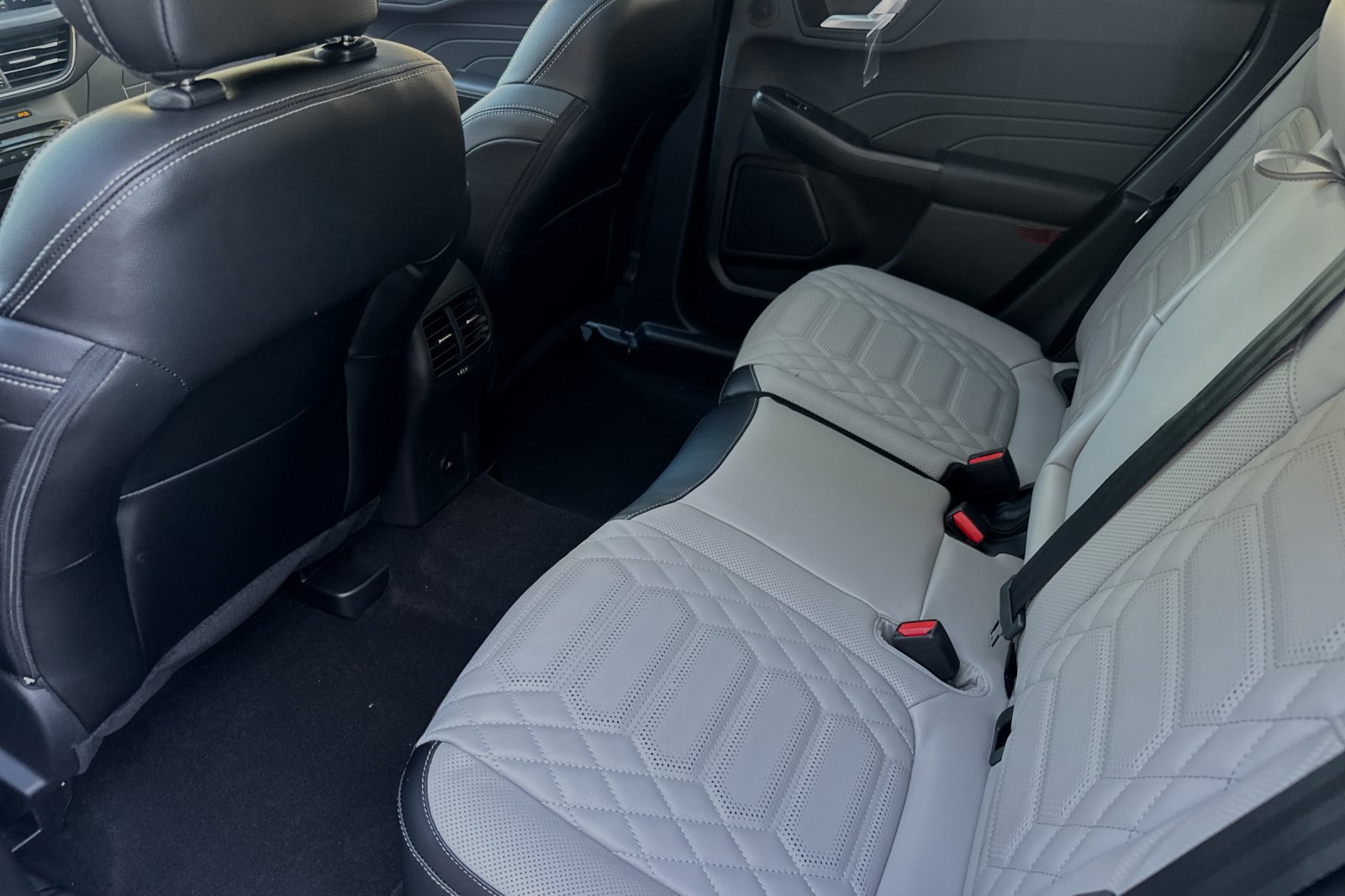 New 2024 Ford Escape SE w/ PHEV Premium Package FWD image 9