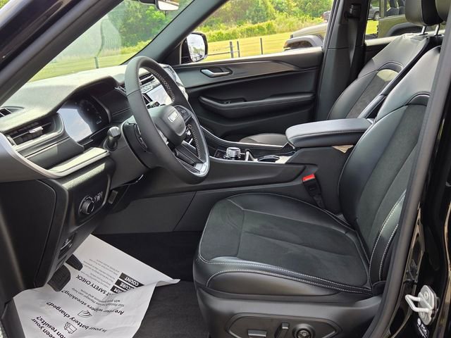 Used 2025 Jeep Grand Cherokee Altitude RWD image 5