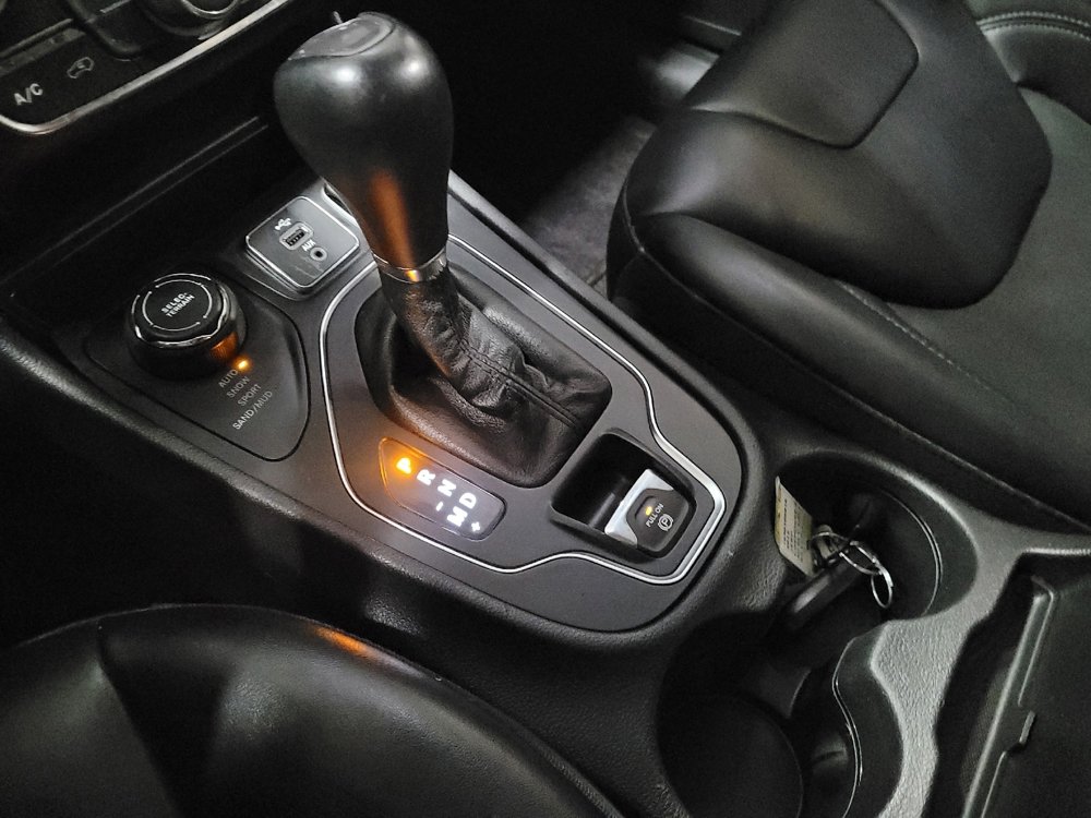 Used 2019 Jeep Cherokee Latitude Plus w/ Cold Weather Group image 26