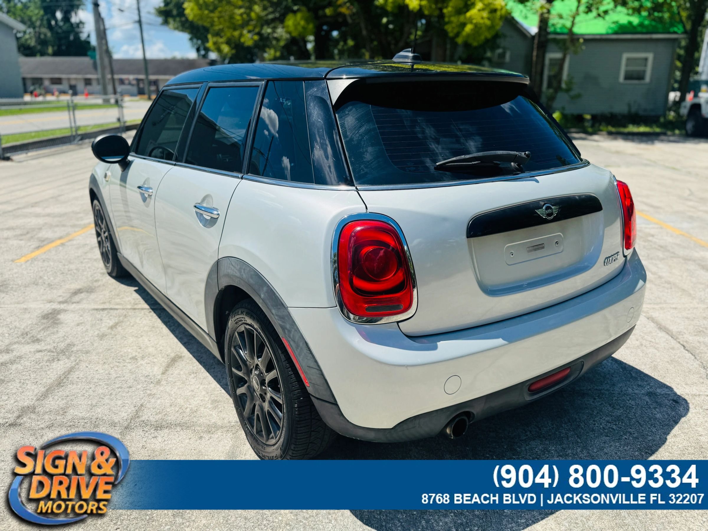 Used 2016 MINI Cooper 4-Door Hardtop FWD image 4