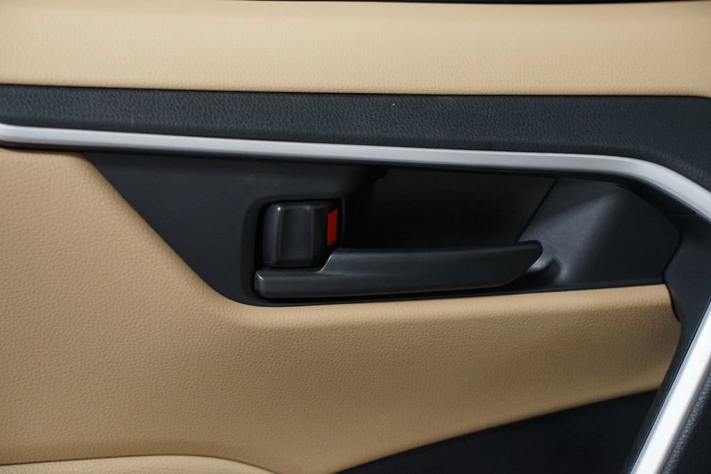 Certified 2025 Toyota RAV4 LE AWD/4WD image 31