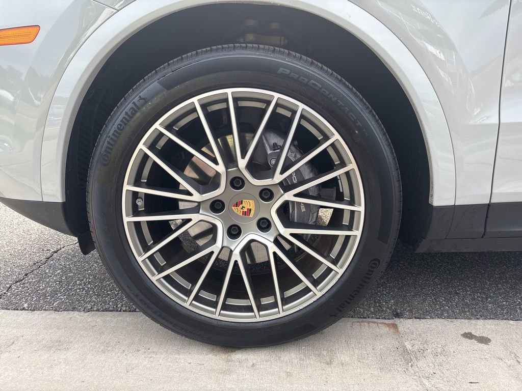 Used 2022 Porsche Cayenne Platinum Edition image 12