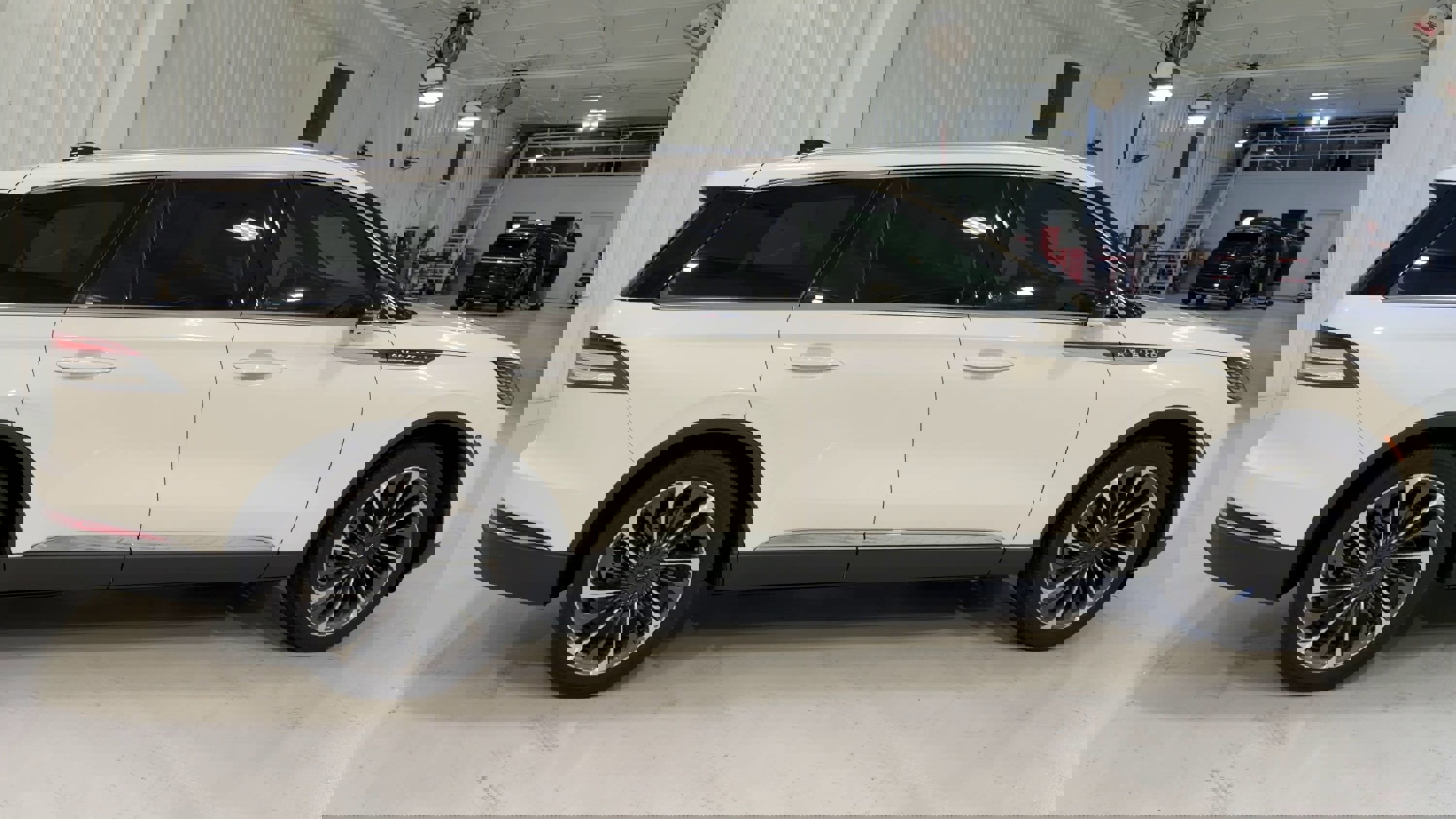Used 2025 Lincoln Aviator Reserve w/ Illumination Package image 2