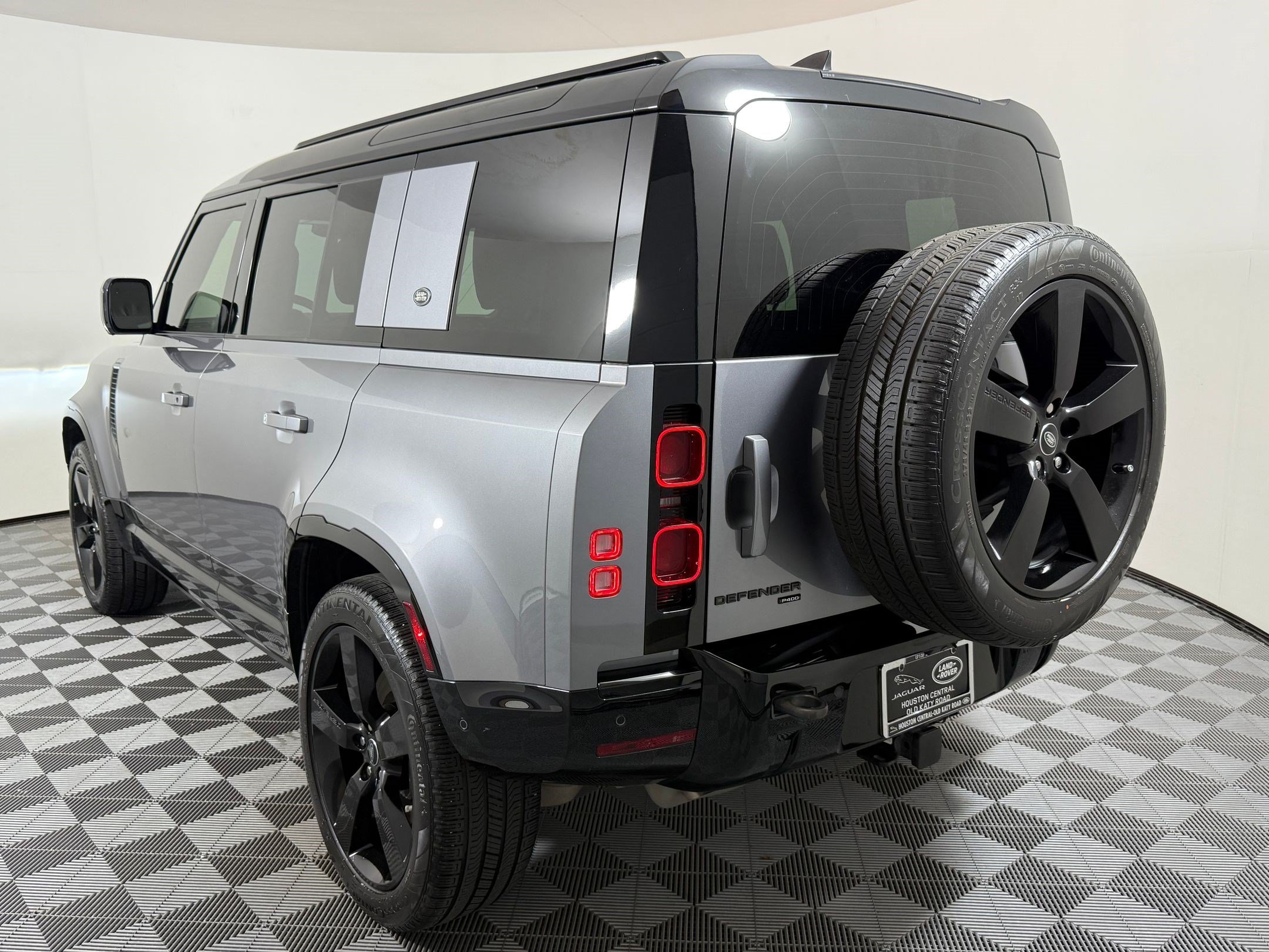 Used 2022 Land Rover Defender 110 X-Dynamic HSE AWD/4WD image 3