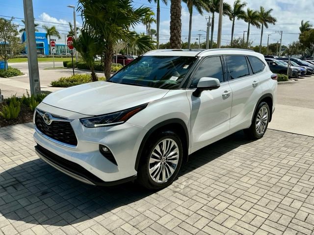 Used 2025 Toyota Highlander Platinum image 3