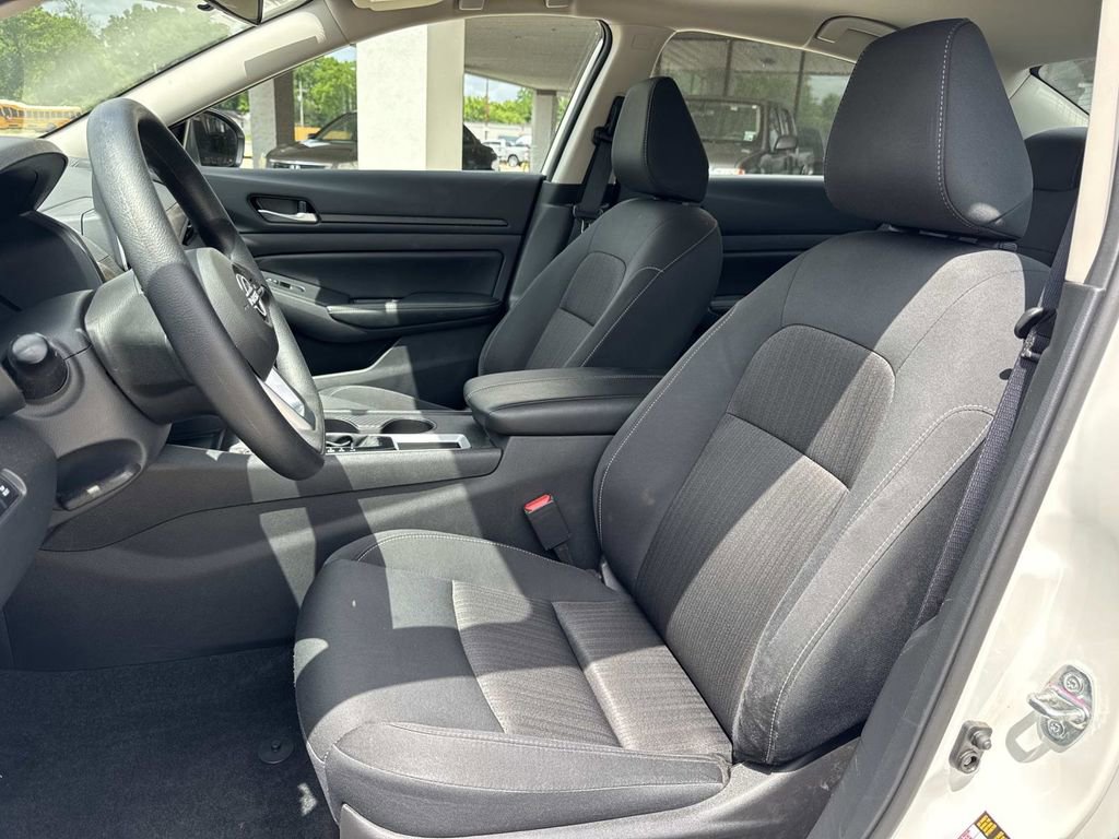 Used 2025 Nissan Altima 2.5 SV FWD image 33