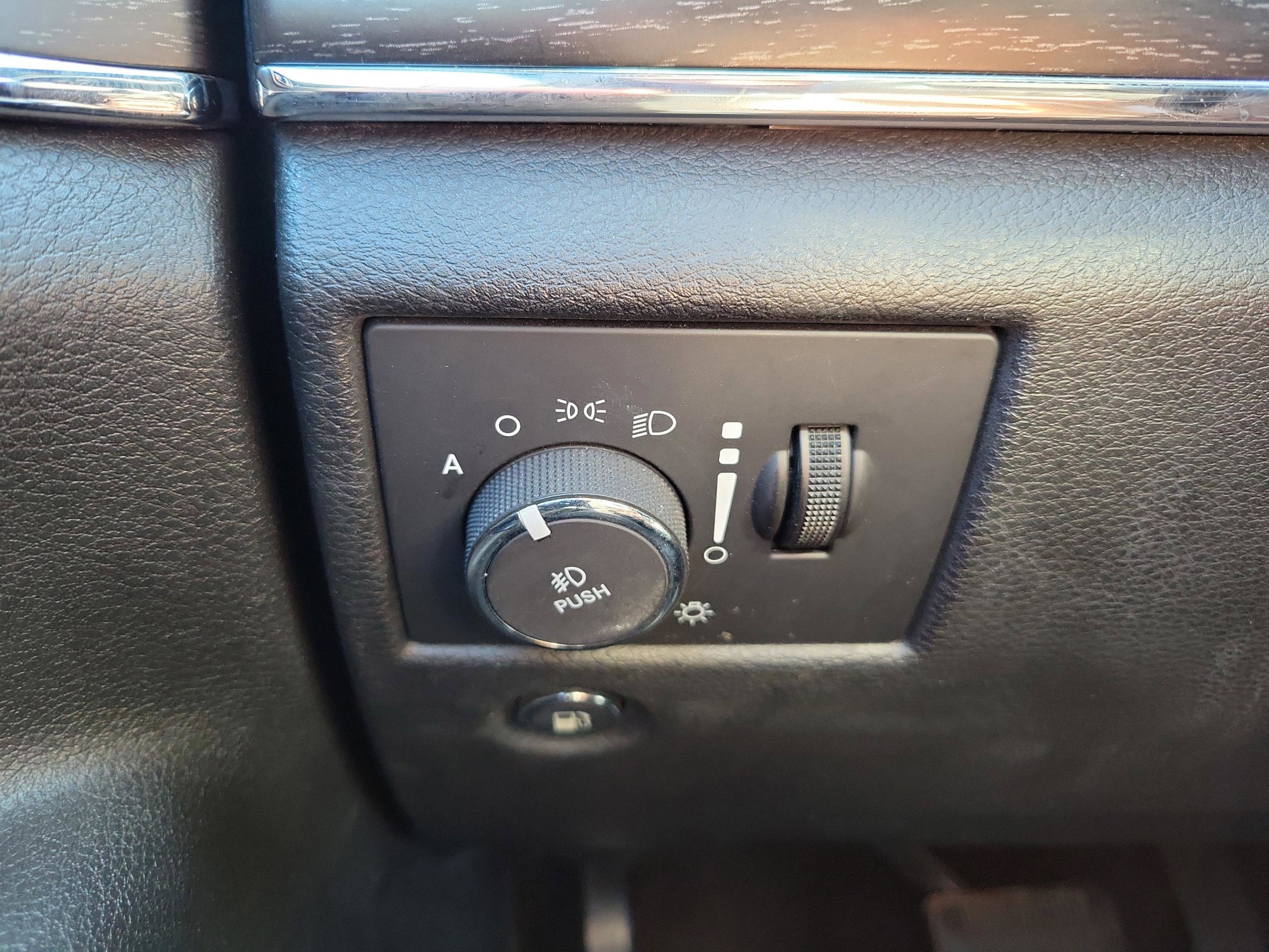 Used 2015 Jeep Grand Cherokee Limited w/ Luxury Group II image 18