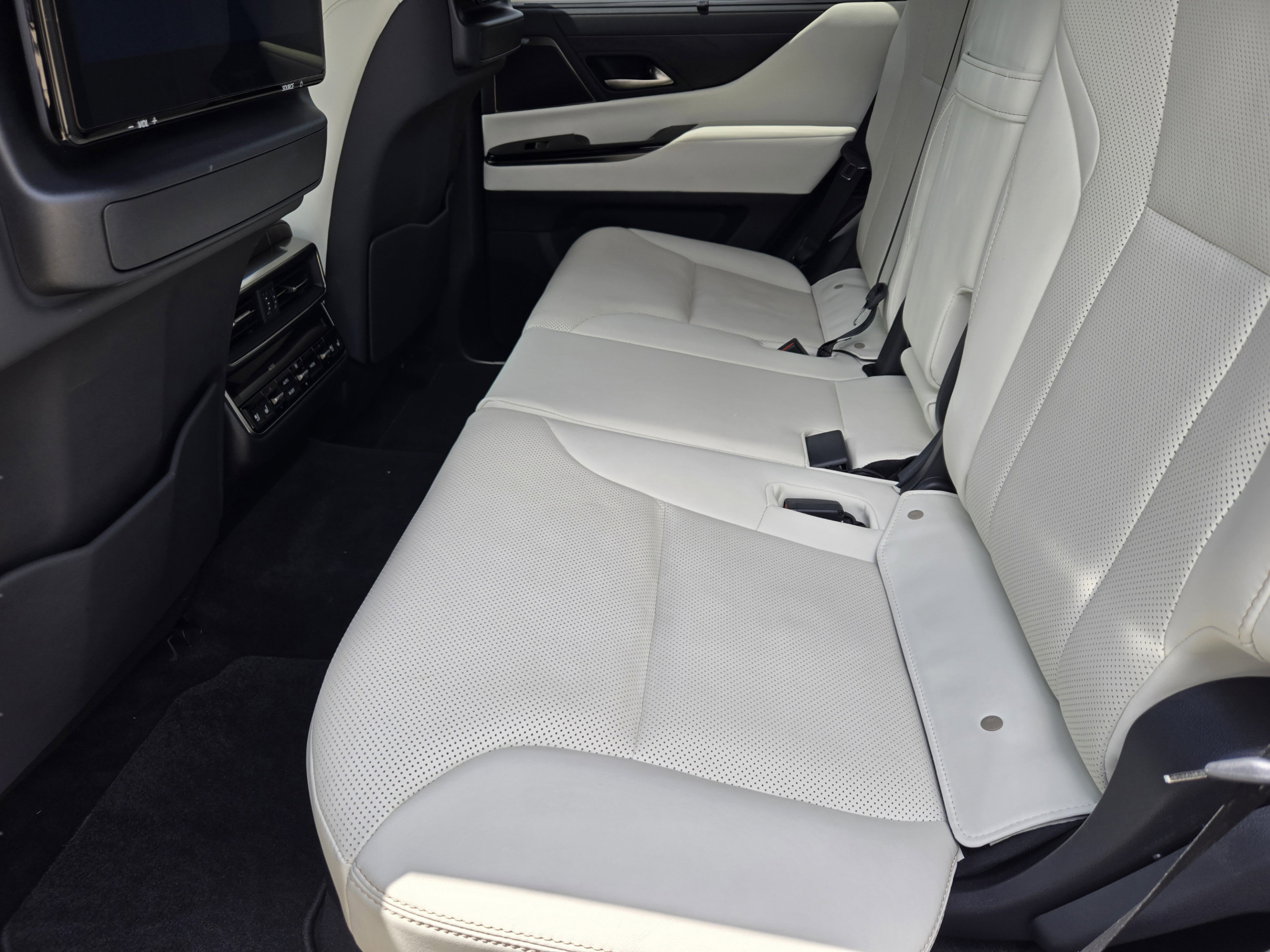 Used 2023 Lexus LX 600 4WD w/ Appearance Package image 31