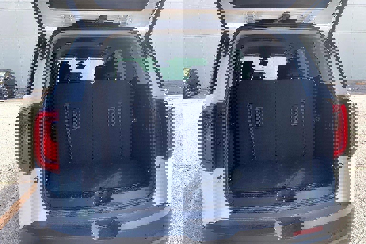 Used 2023 GMC Acadia AT4 image 4