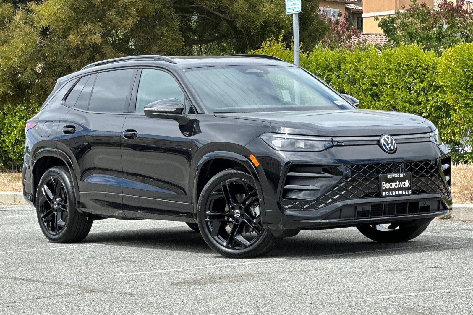 New 2026 Volkswagen Tiguan SE R-Line FWD image 2