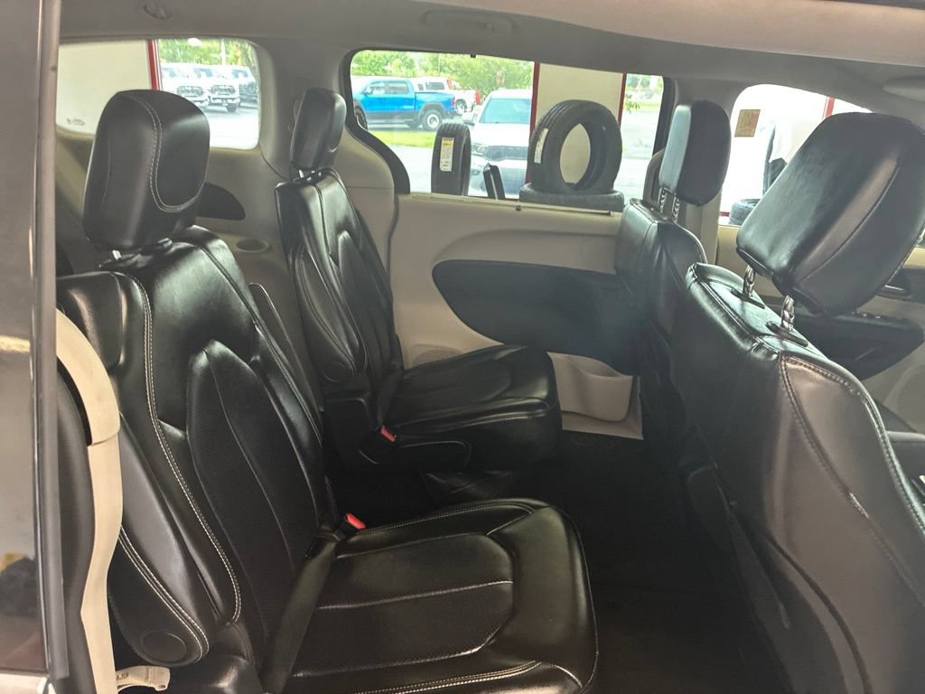 Certified 2024 Chrysler Pacifica Touring-L FWD image 37