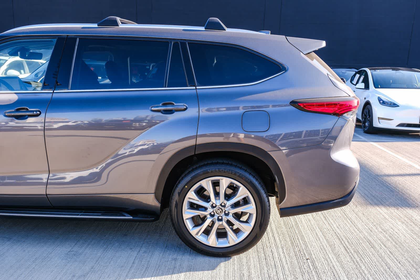 Used 2023 Toyota Highlander Limited FWD image 8