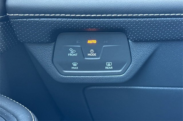 Used 2024 Volkswagen Atlas SE image 32