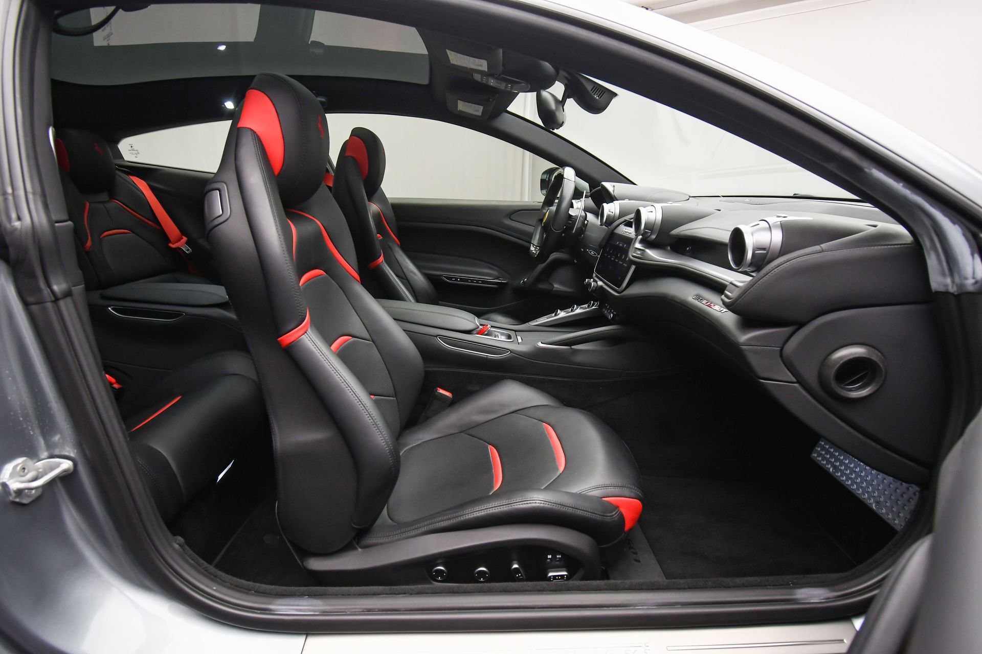 Used 2018 Ferrari GTC4Lusso T image 55