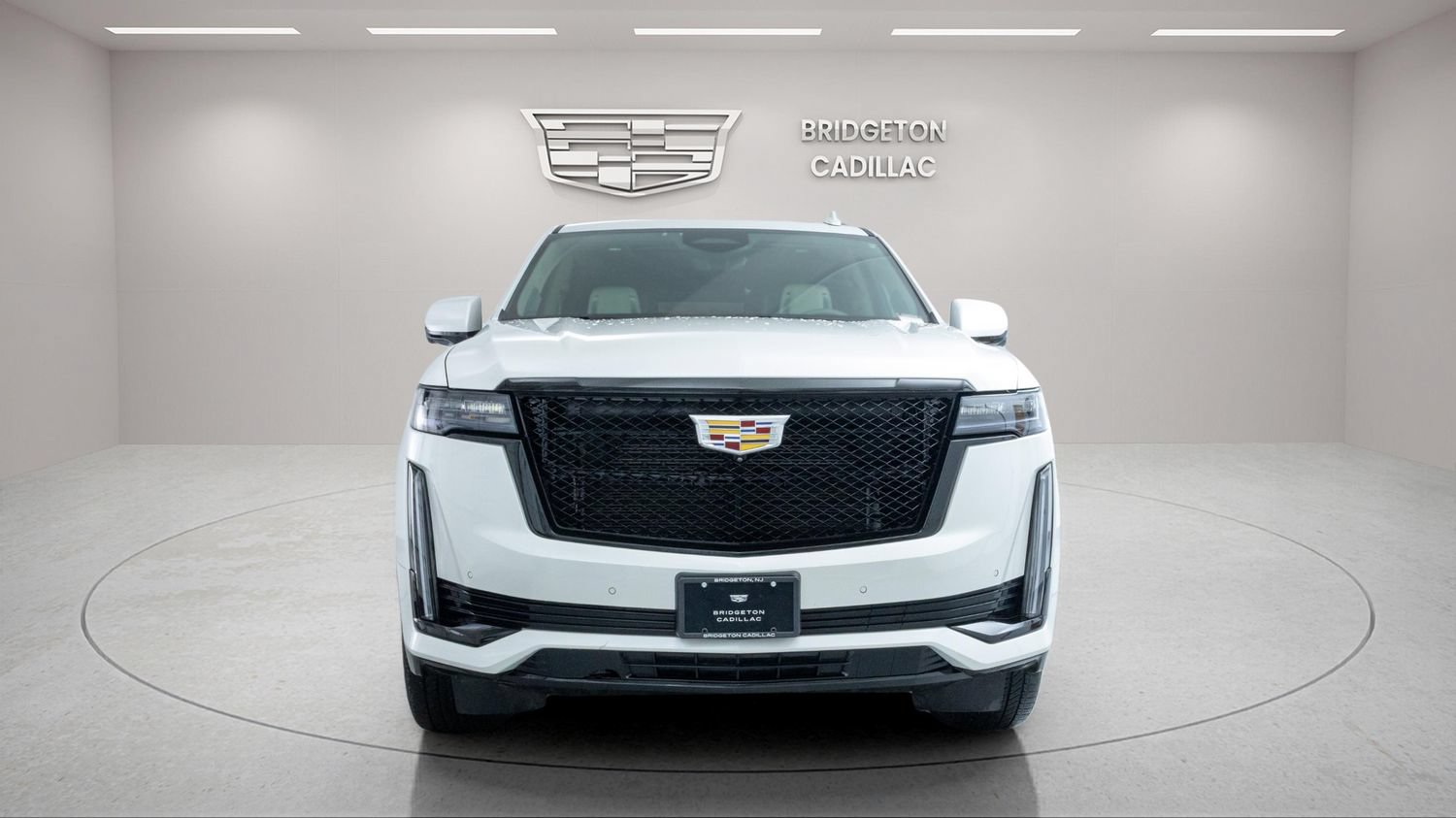 Used 2024 Cadillac Escalade ESV Sport Platinum w/ Heavy-Duty Trailer Package AWD/4WD image 2