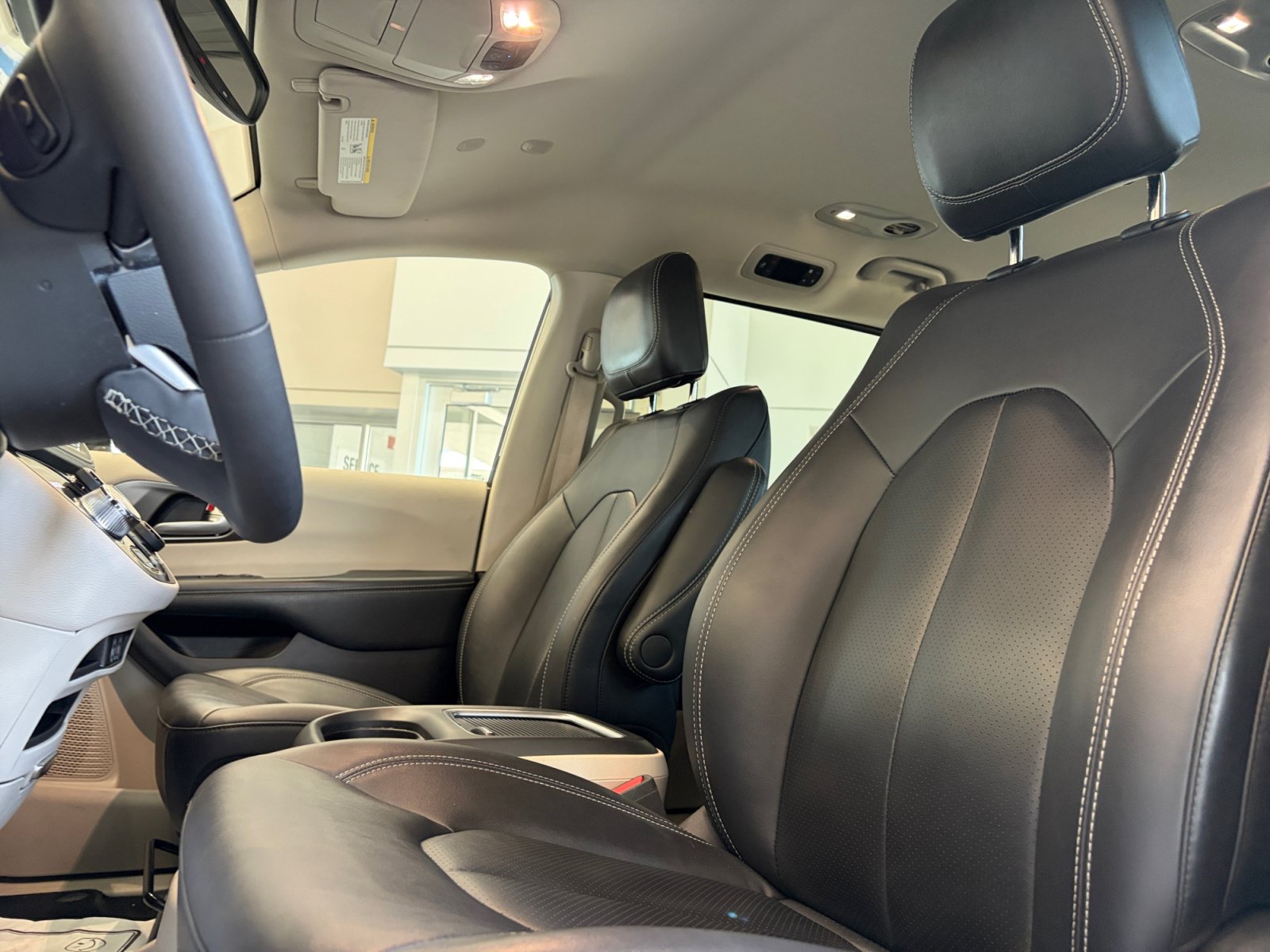 Used 2024 Chrysler Pacifica Limited FWD image 12