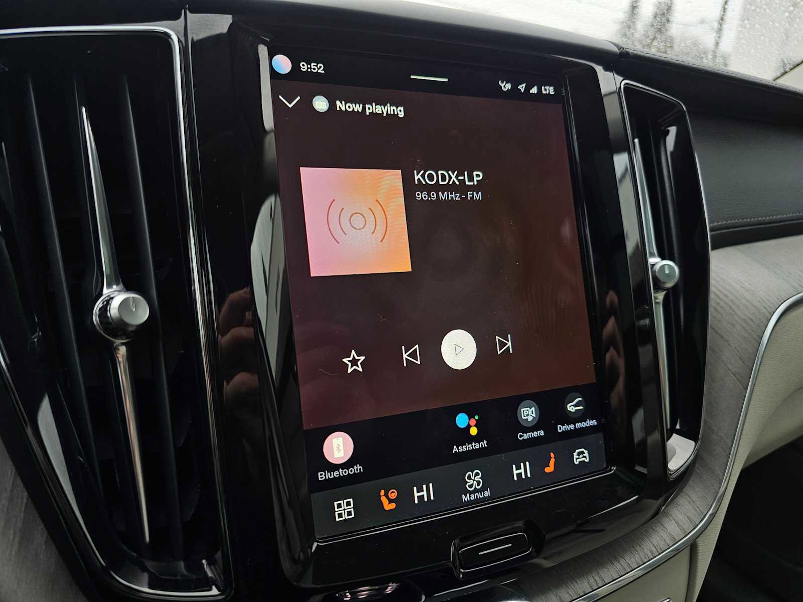 Certified 2023 Volvo XC60 T8 Ultimate w/ Climate Package image 33