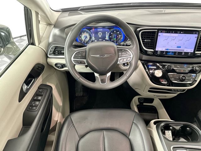 Used 2024 Chrysler Pacifica Touring-L image 11