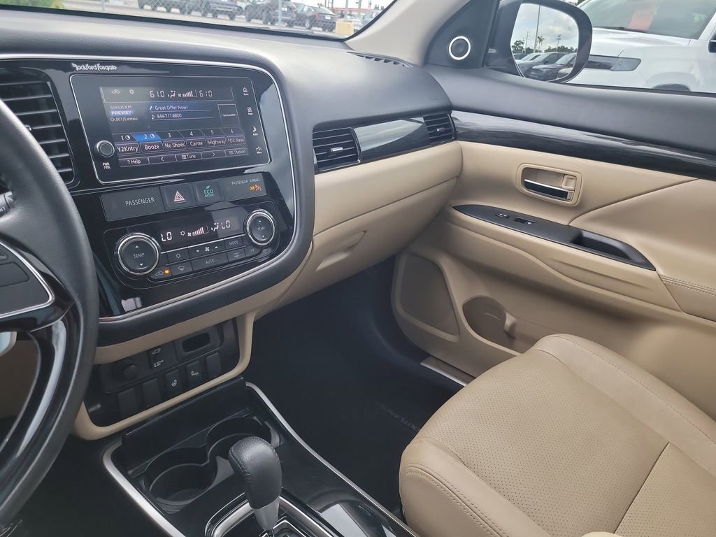 Used 2018 Mitsubishi Outlander GT AWD/4WD image 26